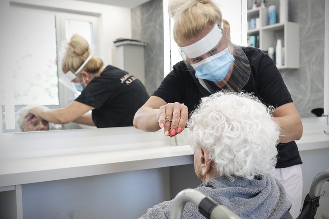 Zakon starostnikom omogoča, da čim dlje ostanejo v domači oskrbi Foto: Uroš Hočevar/Delo