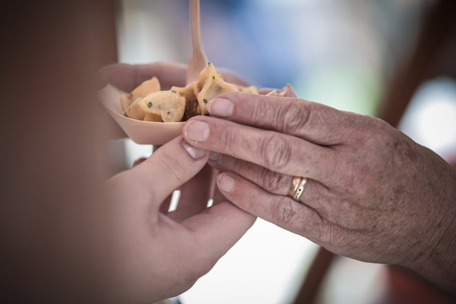 Čeprav v svojem bistvu ostajajo enaki, gredo žlikrofi kljub temu v korak s časom. FOTO: Festival idrijskih žlikrofov