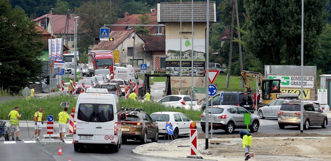 Krožišče na Škofljici. FOTO: Roman Šipić/Delo