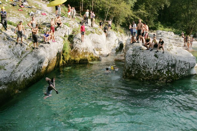 Soča je z aplavalce lahko smrtno nevarna. FOTO: Igor Modic/Delo