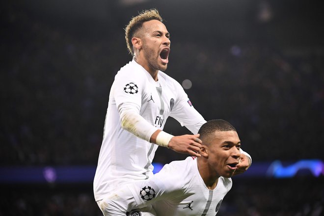 Neymar (levo) in Kylian Mbappé sta bržkone naslednika Lionela Messija in Cristiana Ronalda, ki sta skoraj 15 let vladala svetovnemu nogometu. FOTO: Franck Fife/AFP