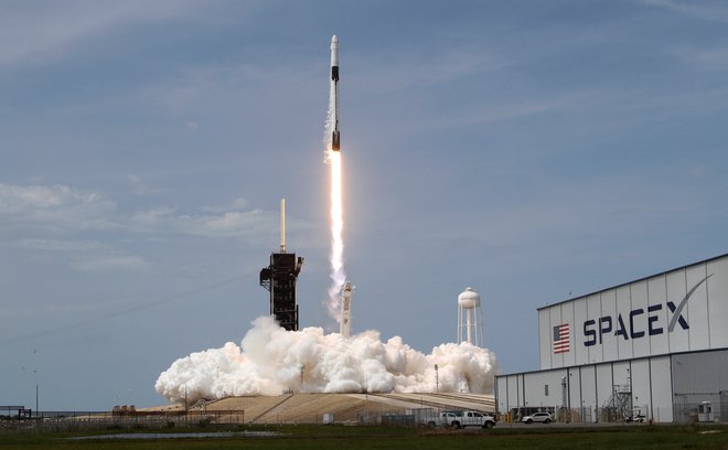 Milijoni Američanov so 30. maja opazovali prvi polet Spacexovega plovila crew dragon z astronavti na Mednarodno vesoljsko postajo (ISS). Foto Thom Baur/Reuters