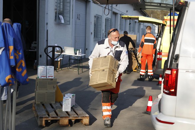 Bolnišnice imajo na zalogi zaščitno opremo za mesec dni, zavod za blagovne rezerve pa ima zanje dodatno rezervirane opreme še za tri mesece. FOTO: Leon Vidic/Delo