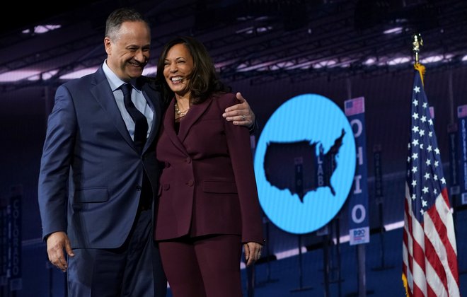 Kamala Harris in njen mož Douglas Emhoff med nedavno demokratsko konvencijo, na kateri je senatorka iz Kalifornije sprejela nominacijo svoje stranke za naslednjo podpredsednico ZDA. FOTO: Kevin Lamarque/Reuters