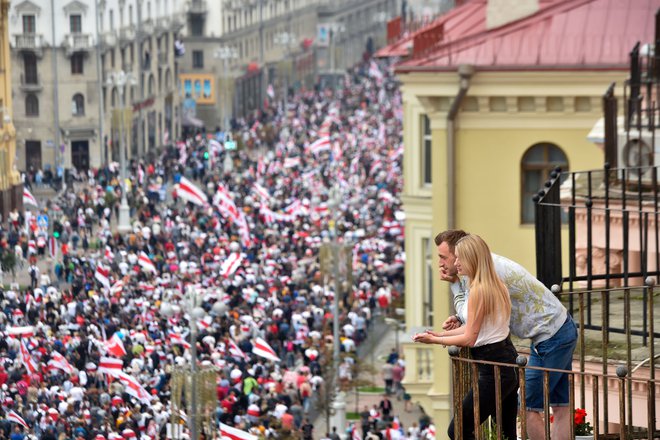 Pogled na eno od glavnih ulic v Minsku, ki jo je še drugo nedeljo zapored napolnila nepregledna množica nasprotnikov beloruskega režima. FOTO: Sergei Gapon/AFP