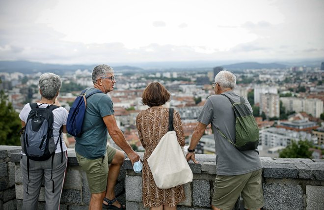 Število uživalcev starostne pokojnine se povečuje, julija so jih našteli 716 več kot junija. Foto Blaž Samec