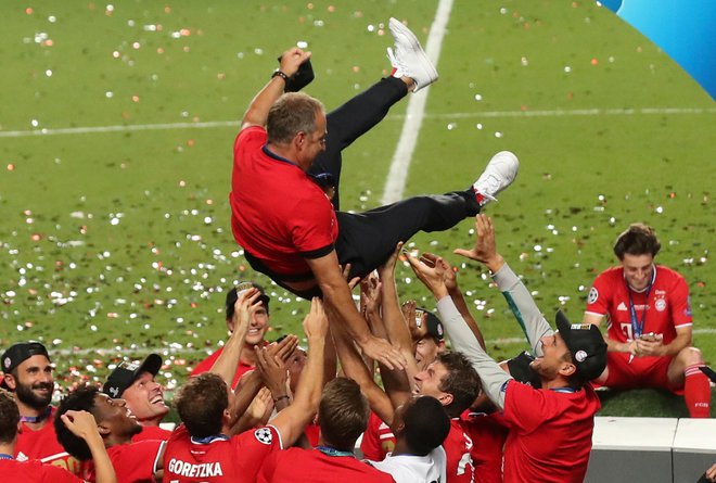 Pokal za zmagovalca je šel v prave roke, trener Hansi Flick je Bayern spremenil v zmagovalni stroj. FOTO: Miguel A. Lopes/Pool Reuters