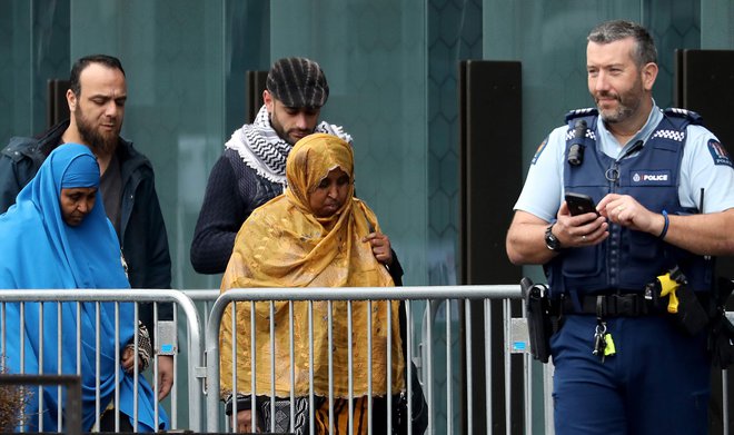 Preživeli in svojci žrtev pokola pred sodiščem v Christchurchu. Foto: Sanka Vidanagama/AFP