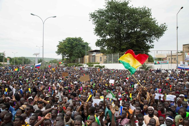 Demonstranti proti Keïti so bučno podprli vojaški udar. FOTO: Annie Risemberg/AFP