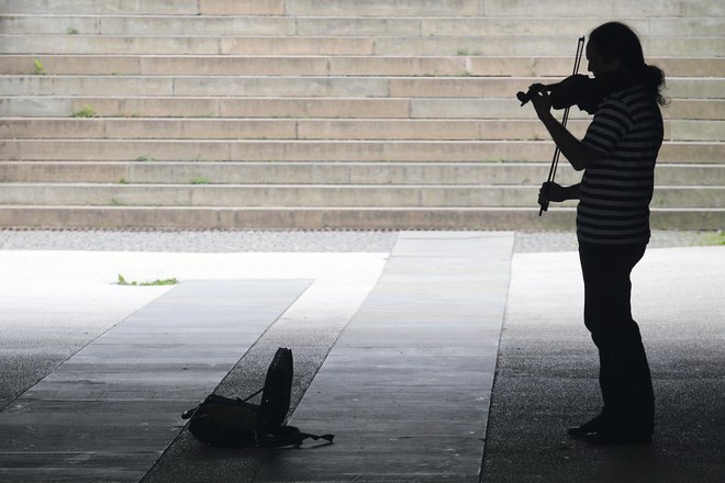 Cepivo, ki ga nujno in čim prej potrebujemo, je <em>mentalno</em>: koronavirus ni toliko prizadel naših teles, kolikor je izmaličil naš um, pravi zdravnik de Benito. FOTO: Tomi Lombar/Delo