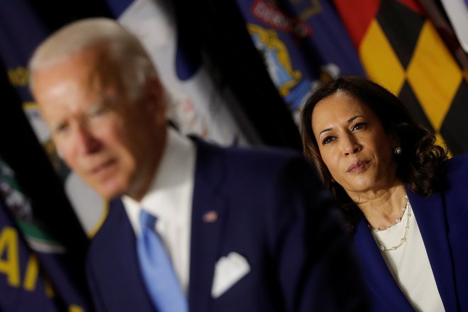 Med kitajskimi poznavalci ZDA prevladuje prepričanje, da bi z zmago dvojca Joe Biden &ndash; Kamala Harris odnosi med velesilama zapluli v mirnejše vode. Fotografiji Carlos Barria/Reuters