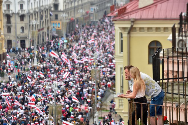 V Minsku je včeraj demonstriralo okoli 100.000 ljudi. FOTO: Sergei Gapon/AFP