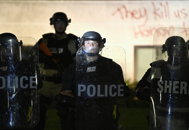Policisti trdijo, da so posredovali v družinskem sporu. FOTO:&nbsp;Stephen Maturen/Reuters