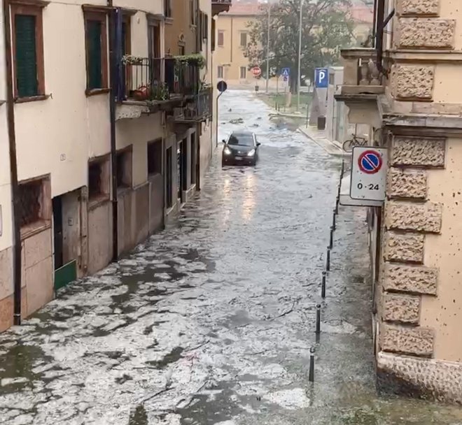 Poplavljena ulica na trgu Isolo v Veroni. FOTO:&nbsp;Aron Jones/Reuters