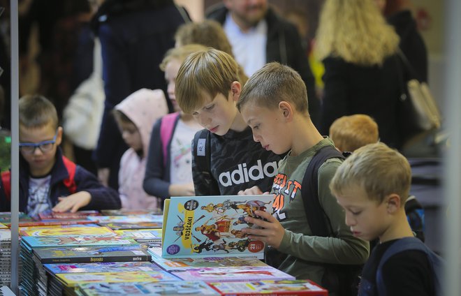 Večja ko je domača knjižnica, večja je verjetnost, da bodo otroci tudi v odraslosti brali. FOTO: Jože Suhadolnik/Delo