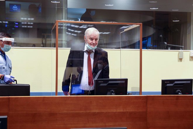 Ni še jasno, ali bo Radko Mladić danes prisoten v sodni dvorani ali bo imel nagovor prek videopovezave. FOTO: Leslie Hondebrink-Hermer/AFP