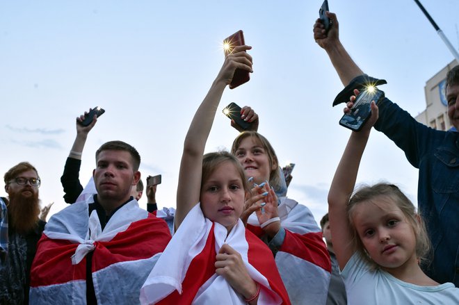 Policija se je na proteste sprva ostro odzvala. Več sto protestnikov je bilo prijetih in pretepenih. Nekaj naj bi jih bilo tudi ubitih. A to ljudi ni prestrašilo. FOTO: Sergei Gapon/AFP