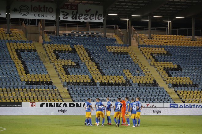 Pred celjskimi nogometaši je poseben večer, a žal brez gledalcev. FOTO: Leon Vidic/Delo