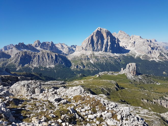 Nad prelazom Falzarego je čudovit razgled na Lagazuoi, Tofano in Cinque Torri. FOTO: Špela Javornik/Delo