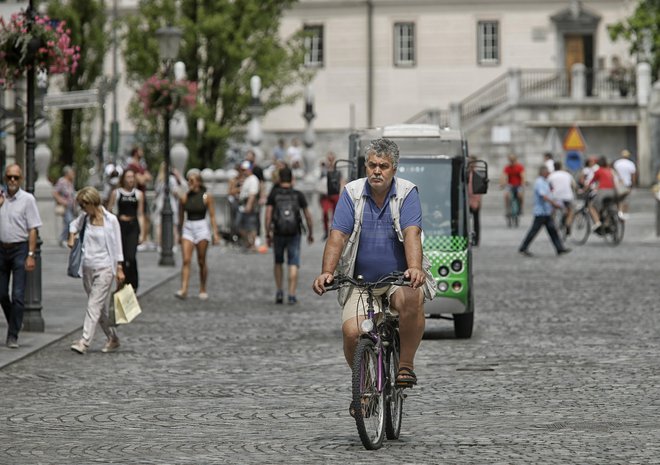 Združenje Srebrna nit poziva vlado, naj z razpoložljivim strokovnim znanjem in razpoložljivimi sredstvi ter s podporo civilne družbe začne spreminjati razmere za kakovostno življenje starejših.<br />
FOTO: Blaž Samec/Delo