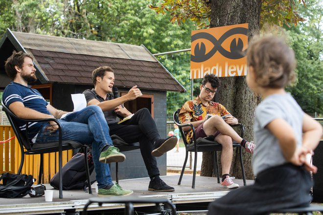 <em>Debatna kafana</em> festivala <em>Mladi levi: </em>pogovor z Muanisom Sinanovićem in Milošem Koscem, moderator Grega Ulen. Foto Nada Žgank