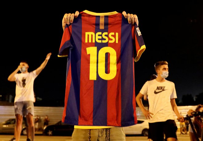 Pred štadionom Camp Nou navijači že od včeraj izražajo nezadovoljstvo nad vodstvom FC Barcelona, ki v prenovi moštva pod taktirko trenerja Ronalda Koemana ne načrtujejo vidnejše vloge za najboljšega nogometaša na svetu Lionela Messija.. FOTO: Nacho Doce/Reuters