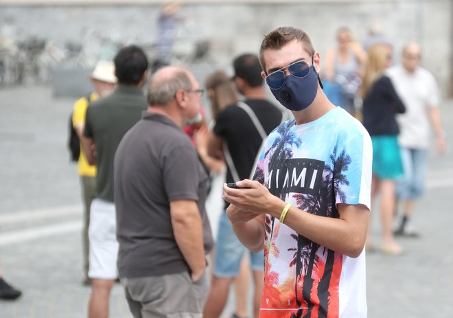 Svetujemo dosledno upoštevanje vseh priporočil, kot so higiena rok ter pravilna in dosledna uporaba zaščitne maske, maske so učinkovite, če jih uporabljamo vsi, na pravilen način, odgovarja na G+ vprašanje mag.&nbsp;Mateja Praprotnik iz Lekarne Ljubljana.<br />
<br />
Foto: Dejan Javornik/Delo