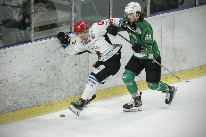 Vse diši na večni derbi med Olimpijo in Jesenicami v polfinalu domačega pokalnega tekmovanja. FOTO: Uroš Hočevar