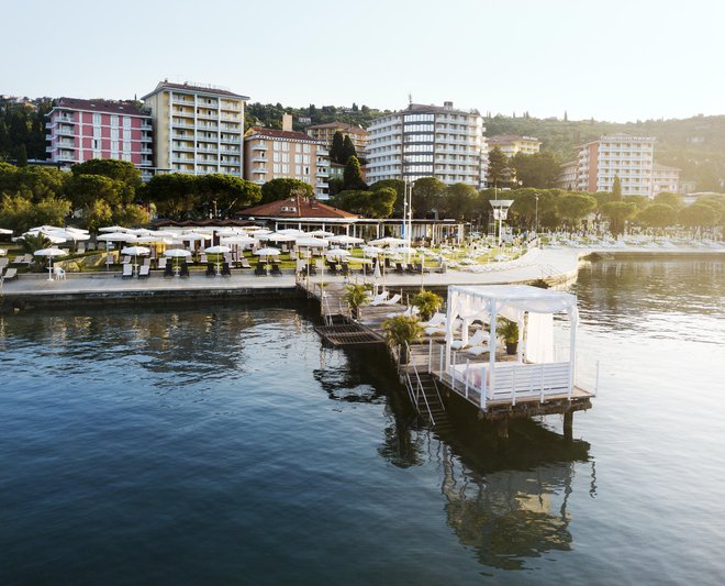 Prenovljena plaža Meduza je čudovita tudi septembra FOTO: LifeClass