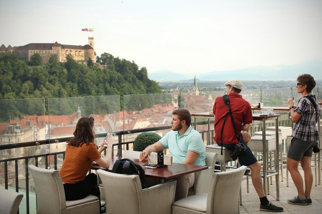 Gostinstvo je junija najbolj povečalo prodajo, saj so se omejitve sprostile. Foto: Jure Eržen/delo