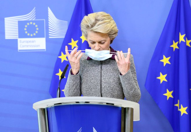Predsednica evropske komisije Ursula von der Leyen je kolege pozvala k spoštovanju pravil in priporočil za zajezitev širjenja covida-19. FOTO: Francois Walschaerts/AFP
