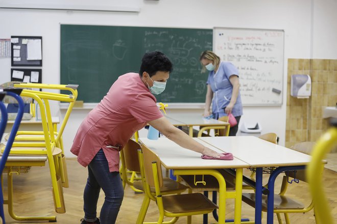 V šolah bo tudi v prihodnje veliko razkuževanja. FOTO: Leon Vidic/Delo