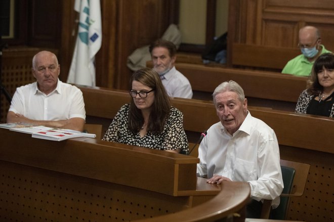 Ravnatelj Marjan Gorup, Marija Fabčič in podžupan Aleš Čerin pred novim šolskim letom. FOTO: Voranc Vogel/Delo