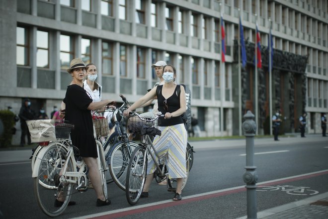 Drugače kot v ZDA, kjer brstijo teorije zarote o podtaknjenem kitajskem virusu, v Sloveniji obstaja velik konsenz o tem, da je virus stvarna nevarnost. FOTO: Jure Eržen/Delo