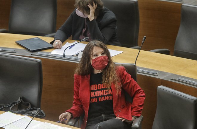 Violeta Tomič predseduje burni seji odbora za kulturo, ki ima na dnevnem redu napovedano spremembo medijske zakonodaje.&nbsp; FOTO:&nbsp;Blaž Samec/Delo