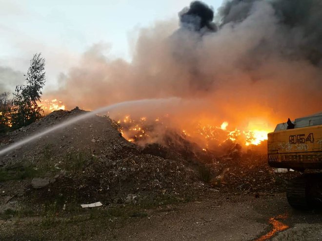 Požar na deponiji gum: v Sloveniji ne vemo, kam bi z 8000 gumami na leto. FOTO: PGD Bistrica Ob Dravi