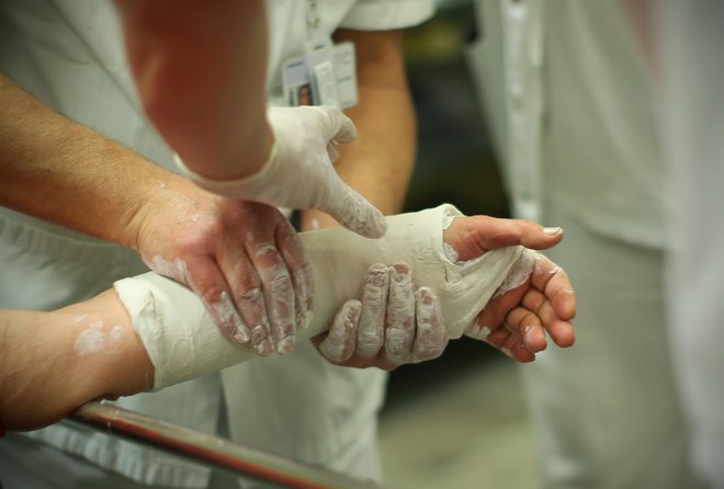 Med epidemijo je zrasla spletna prodaja enostavnih zavarovalnih produktov (na primer nezgodni in zdravstveni riziki). FOTO Jure Eržen/Delo