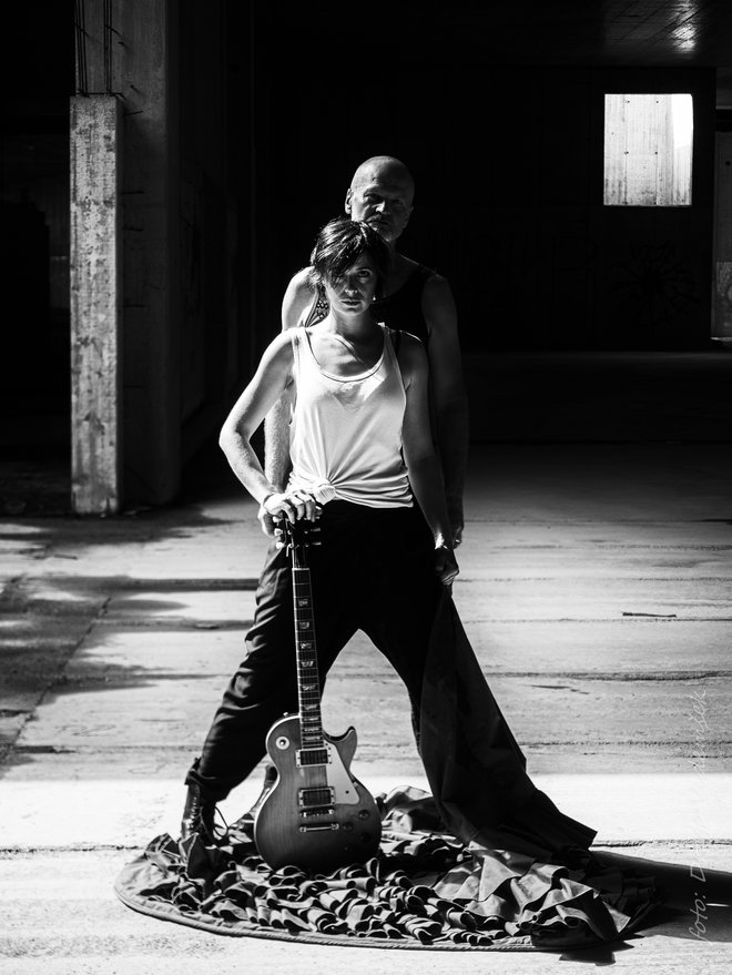 V Divaški jami bosta kitarist Damir Avdić in plesalka flamenka Ana Pandur premierno uprizorila performans <em>Črni zvoki</em>. Foto Drago Videmšek