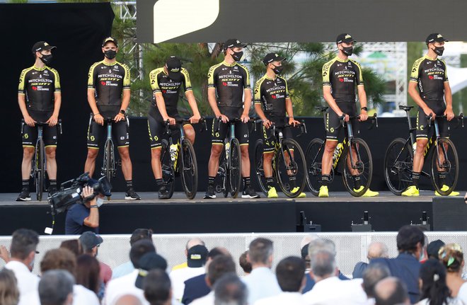 Luka Mezgec (drugi z leve) bo na svojem prvem Touru branil barve ekipe Mitchelton Scott. FOTO: Eric Gaillard/Reuters