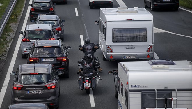 V primeru običajne kontrole in v primeru 8 kilometrov zastoja na Karavankah je čakalna doba za vstop v Avstrijo do 6 ur. Kako bo ta vikend, ni mogoče napovedati. FOTO: Blaž Samec/Delo