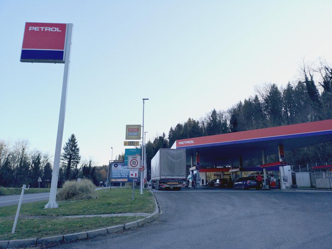 Pandemija koronavirusa je močno zarezala v poslovanje&nbsp;Petrola. FOTO: Dejan Javornik