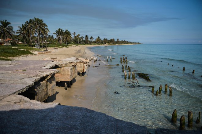 Plaže na Kubi samevajo. FOTO: Yamil Lage/Afp