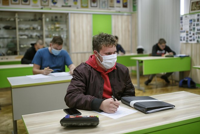 Starostne omejitve pri vpisu v višje strokovne šole ni, zainteresirani kandidati pa morajo imeti končano splošno ali poklicno maturo oziroma zaključni izpit ali diplomo pred letom 2002. FOTO Blaž Samec