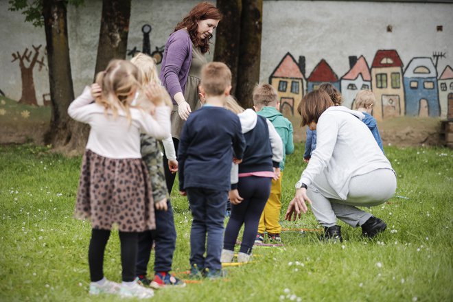 Otroci v enem izmed ljubljanskih vrtcev v času po razglasitvi konca epidemije. FOTO: Uroš Hočevar/Delo