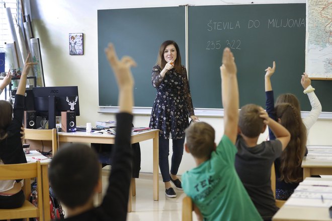 Učiteljica Nina Jelen (na fotografiji) je ena tistih, ki so se s svojim delom med epidemijo zelo izkazale. Njene videe so gledali skoraj vsi petošolci po državi. FOTO: Leon Vidic/Delo