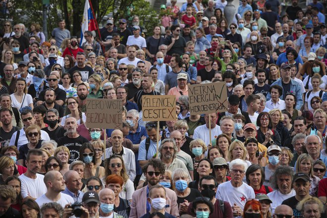 O naivnih državljanih se tako ve, da niso nikoli zadovoljni z vsem. Nesrečniki pač ne morejo razumeti, da je država od trenutka, ko jo ustanovijo, država zaradi države. Foto Jože Suhadolnik/Delo