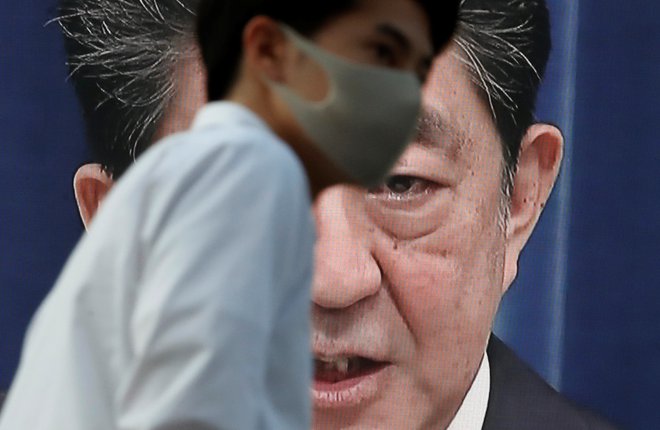 Ko se je Abejeva priljubljenost zmanjšala na nesprejemljivih 32 odstotkov, je bilo jasno, da mora oditi. FOTO: Kim Kyung-hoon/Reuters