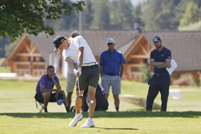 Igra s palico, ki ima samo en konec, z udarcem, ki ne bo nikogar ranil, in v stiku z naravo, ki nas vsakič znova prizemlji in naredi še boljše osebe. FOTO: Leon Vidic/Delo