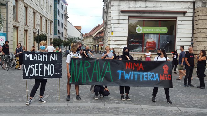 Mladi za podnebno pravičnost protestirajo na Prešernovem trgu. FOTO: Borut Tavčar/Delo 