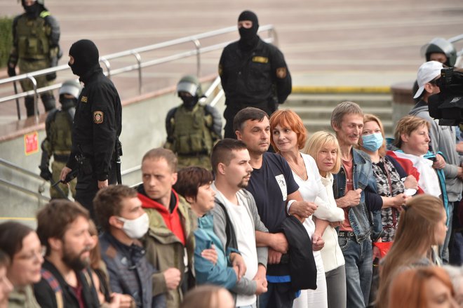 Beloruska opozicija in protestniki, ki se vsak dan zberejo na ulicah in ustvarjajo človeške verige, računajo na pomoč iz tujine, zlasti iz EU. FOTO: Sergei Gapon/AFP
